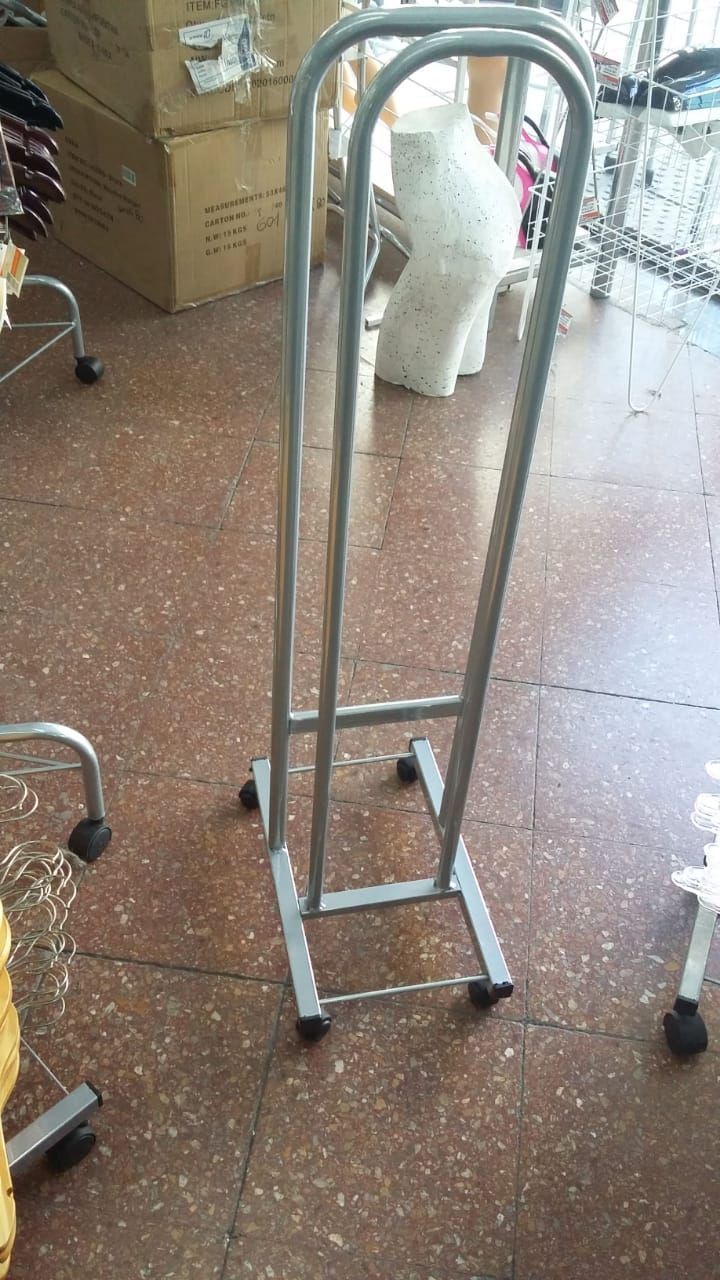 Perchero rodante de metal plateado con dos barras verticales, para colgar prendas.