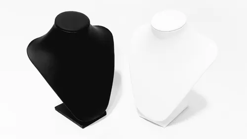 Bustos de exhibición de joyas en blanco y negro.