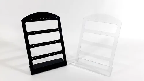 Exhibidores de aretes de acrílico negro y transparente sobre un fondo blanco.