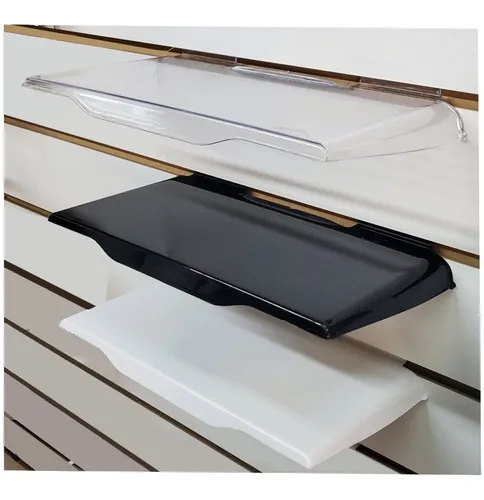 Tres estantes, uno transparente, uno negro y uno blanco, montados sobre paneles de pared ranurados.