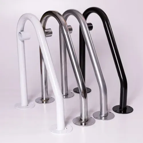 Cuatro pasamanos de piscina curvos de metal: blanco, acero inoxidable, gris y negro.