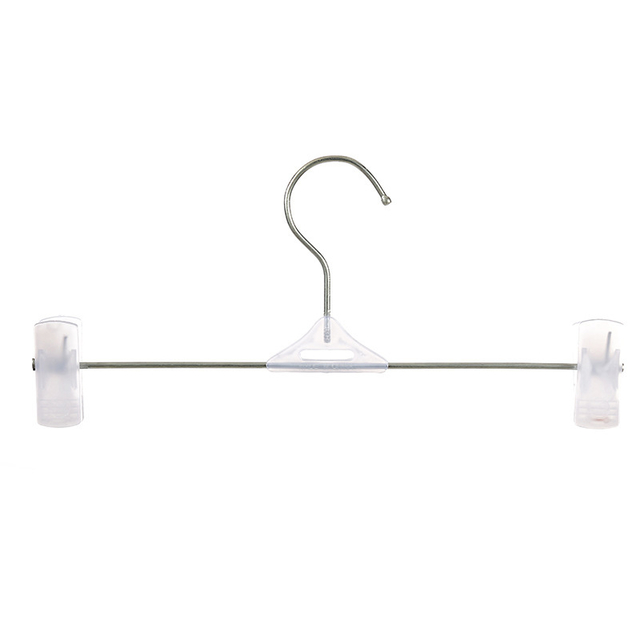 Percha para pantalones de plástico transparente con gancho y clips plateados.