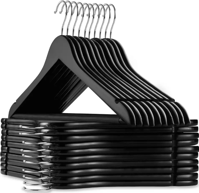 Perchas de madera negras apiladas unas junto a otras con ganchos plateados.