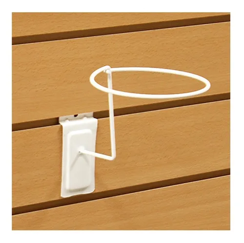 Portavasos de alambre blanco montado en una pared de listones de madera.