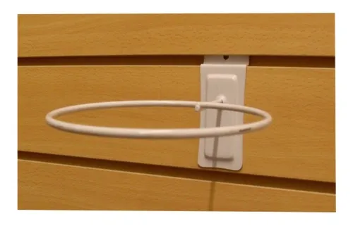 Expositor de anillos en metal blanco sobre panel de listones de color marrón claro.