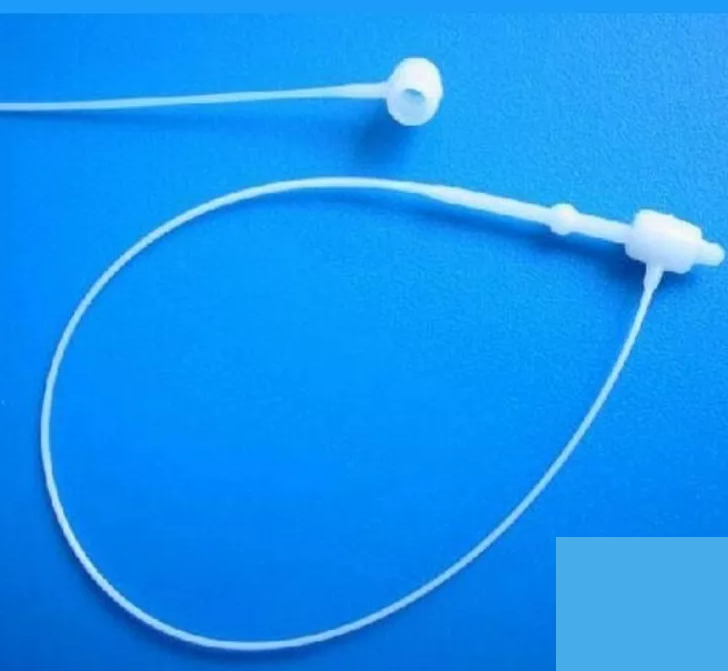 Etiqueta de lazo de plástico blanco sobre fondo azul.