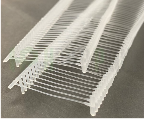 Pila de sujetadores de etiquetas de plástico transparente.