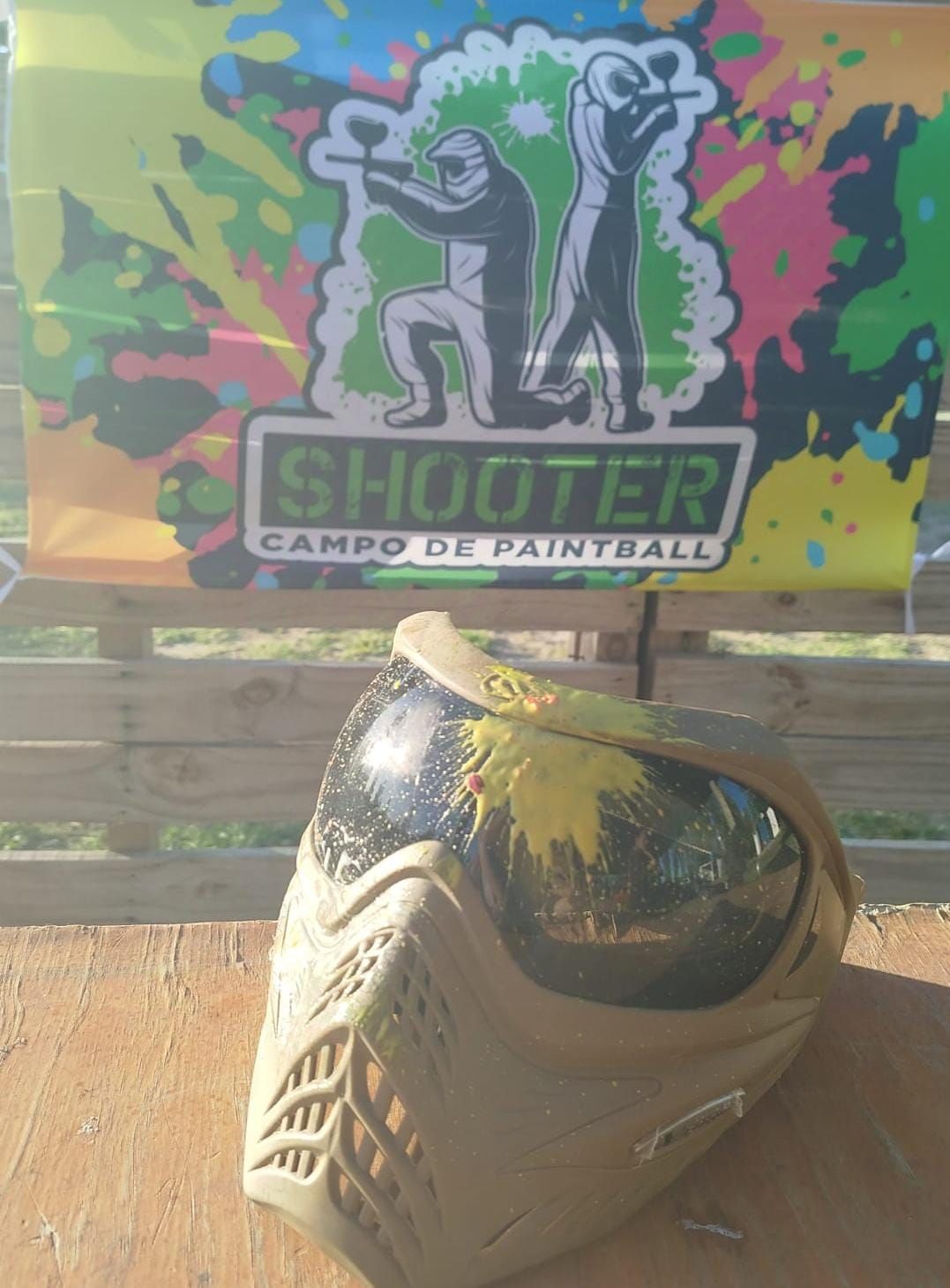 Máscara de paintball delante de una pancarta de 