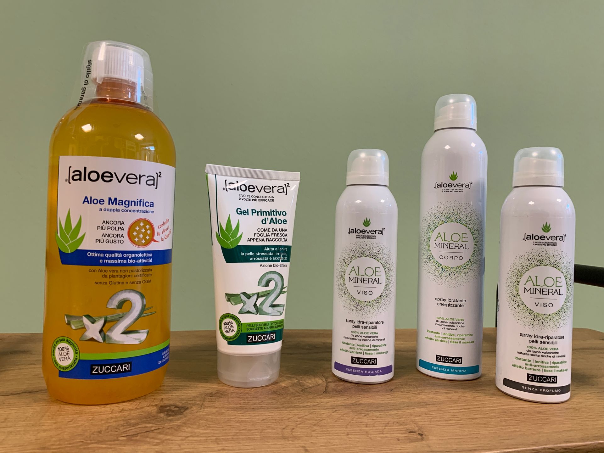 Flaconi e tubetti di prodotti per la cura della pelle a base di aloe vera