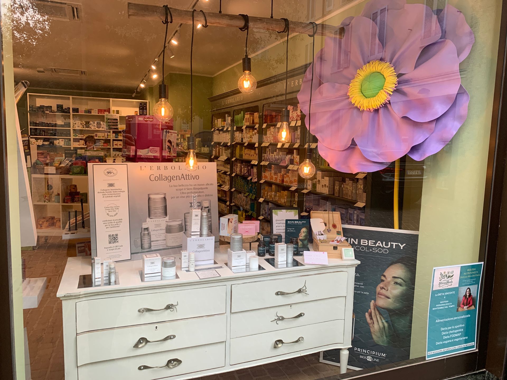 Prodotti esposti nella vetrina dell'Erboristeria