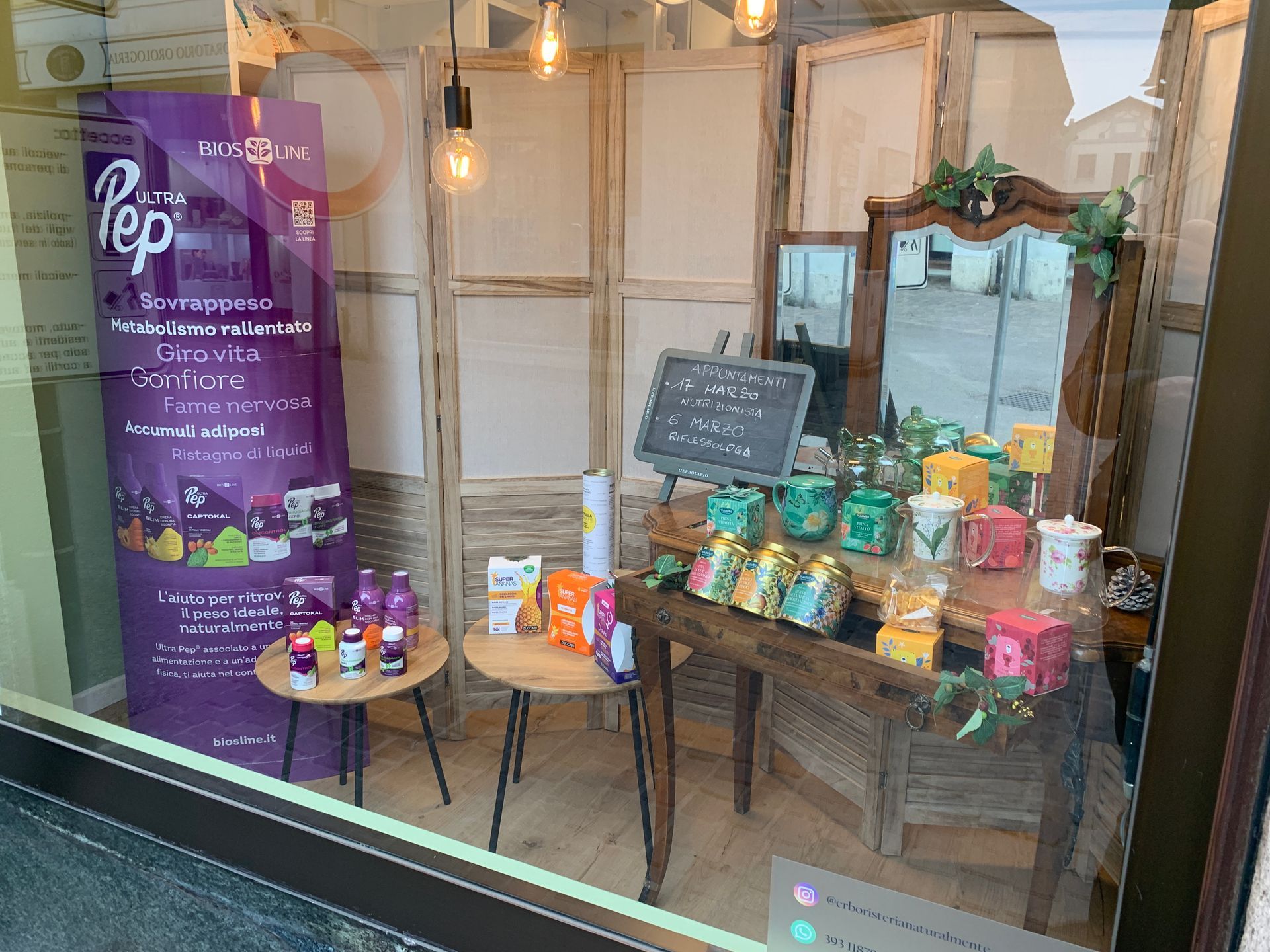 Tisane esposte nella vetrina dell'Erboristeria