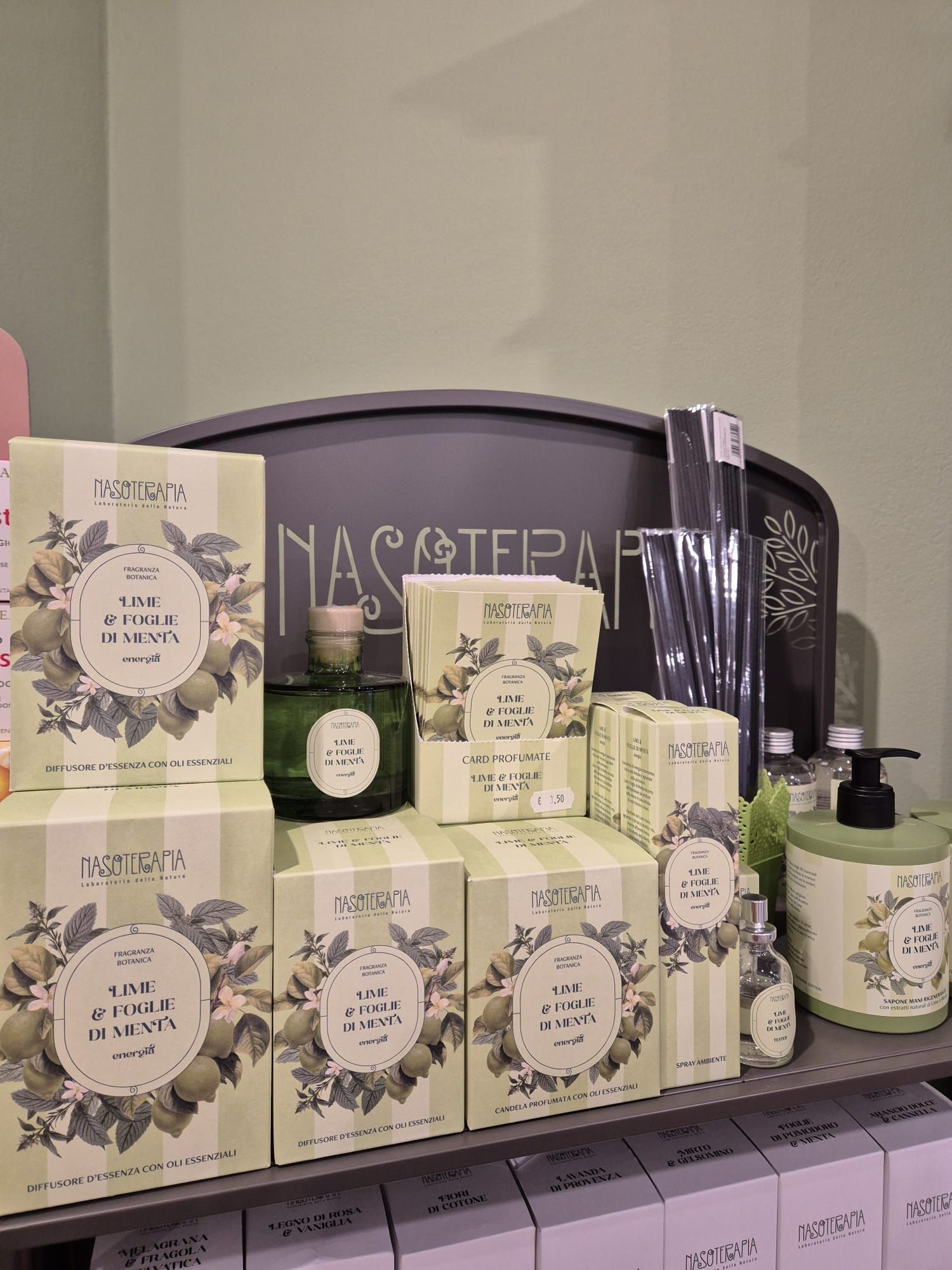 Uno scaffale con prodotti per il benessere del marchio Nasoterapia