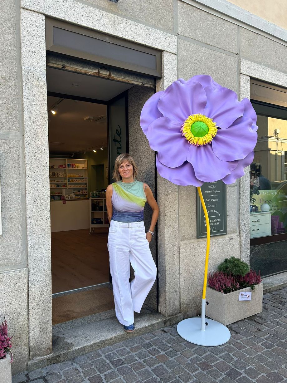 Greta all'esterno dell'Erboristeria