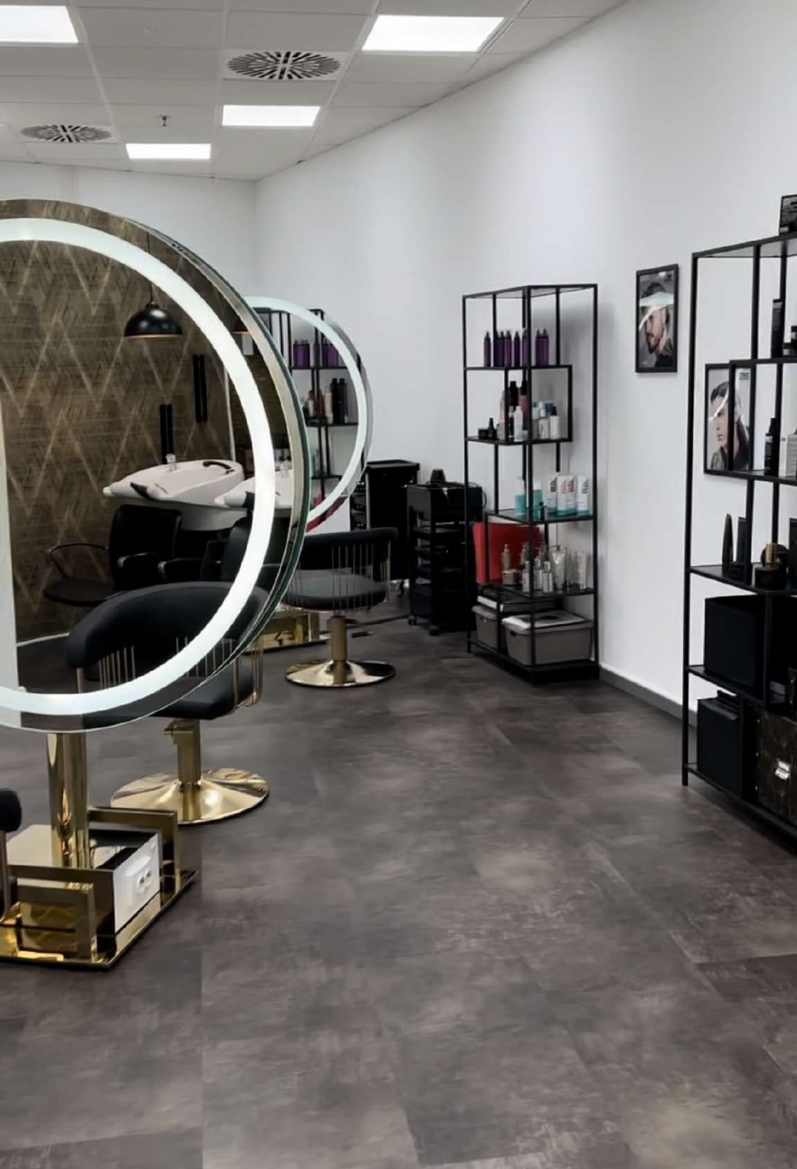 Ein Salon mit vielen Stühlen und Spiegeln