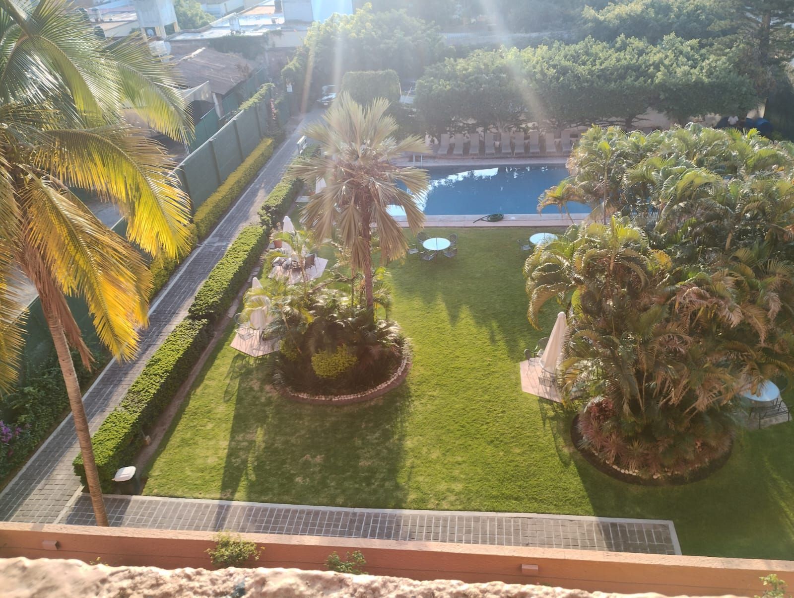 Una vista aérea de un exuberante césped verde y una piscina en HOTEL DE CUAUTLA