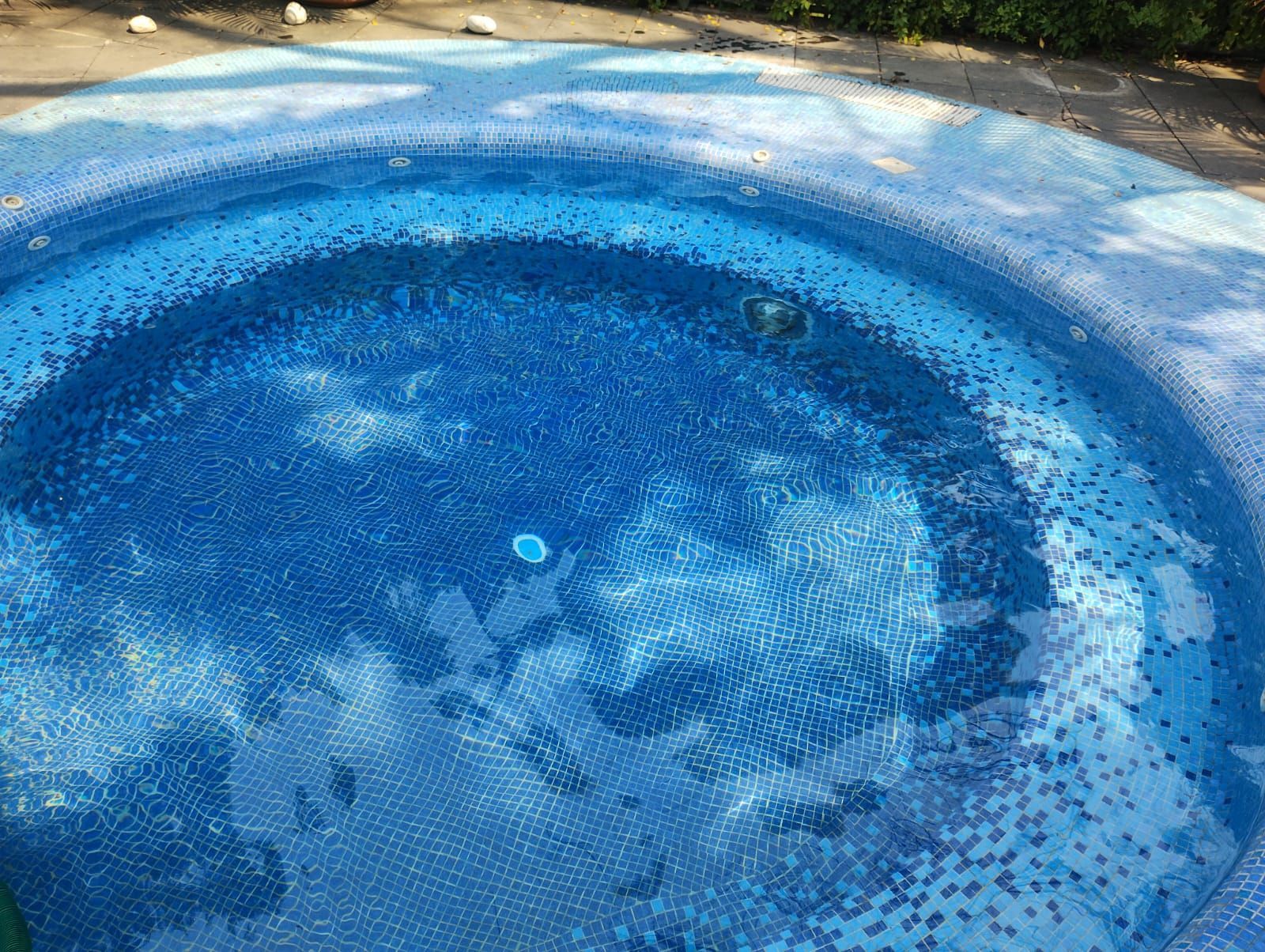 Jacuzzi azul del que salen burbujas del HOTEL DE CUAUTLA