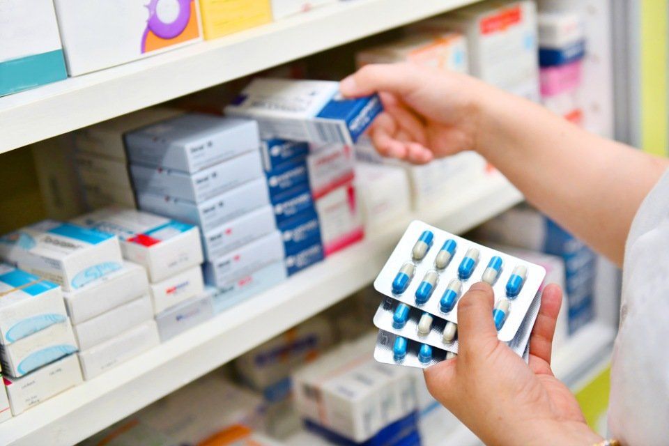 assortimento di medicinali su scaffali in farmacia