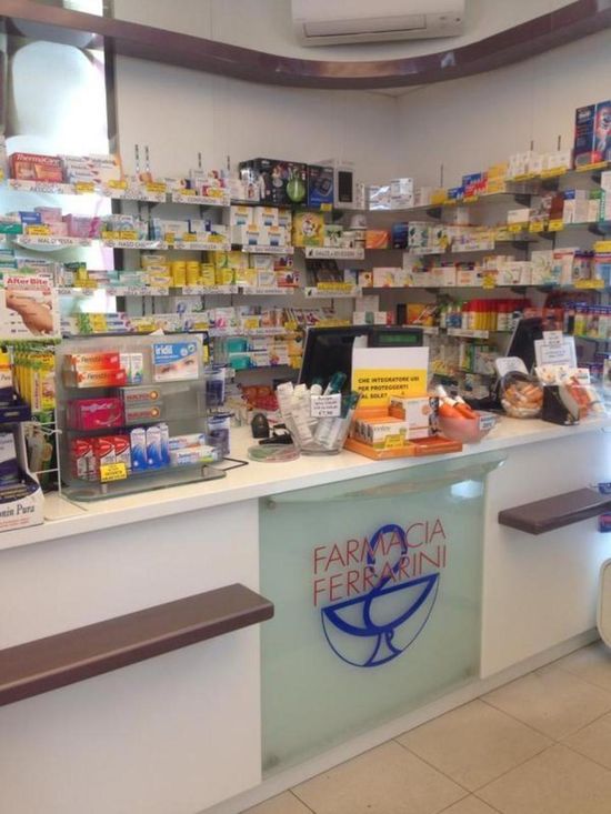 Allestimento bancone farmacia Ferrarini