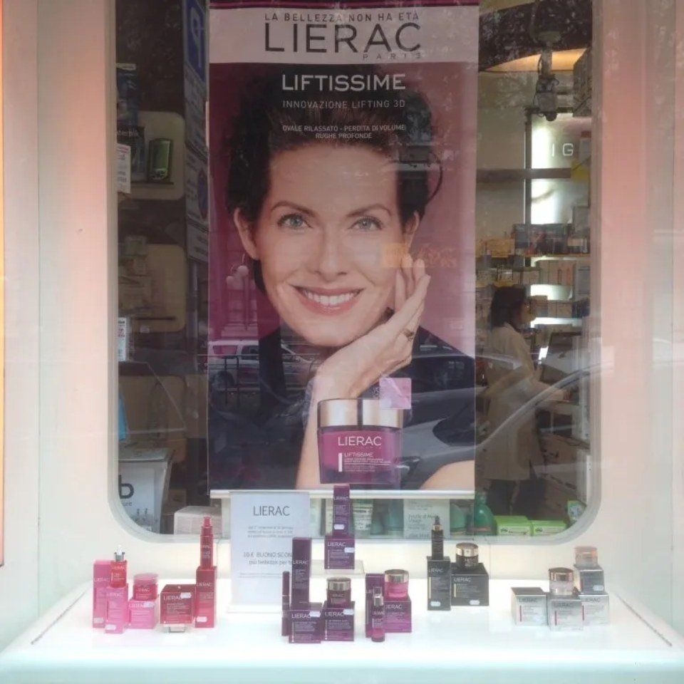 Vetrina allestita con prodotti per il viso e corpo Lierac