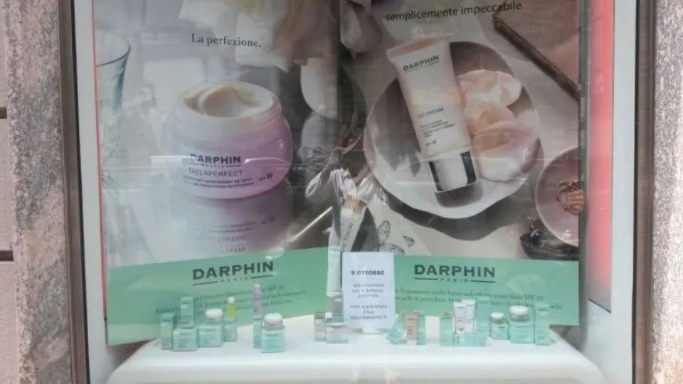 Vetrina allestita con cosmetici per il trattamento della pelle Darphin