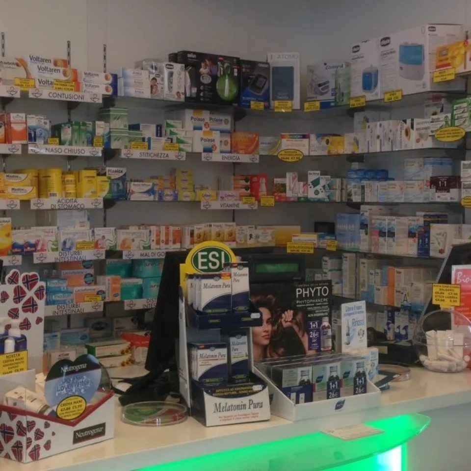 Banco molto fornito di prodotti farmaceutici