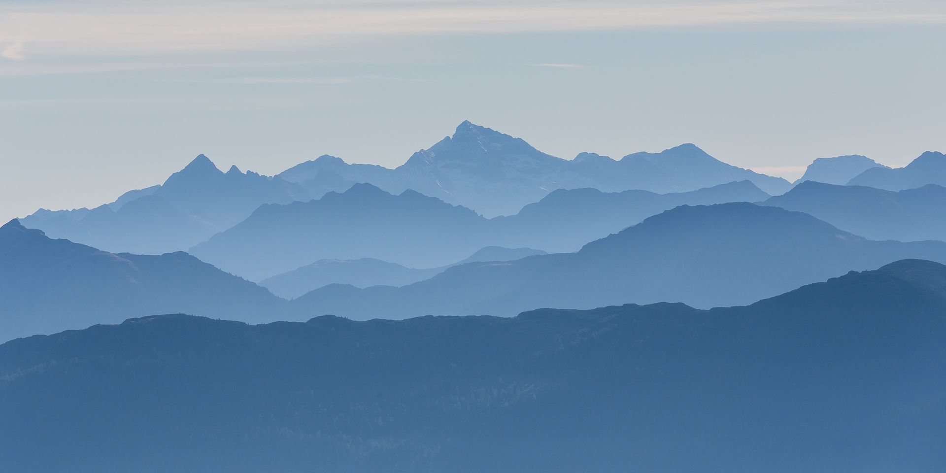 Silhouette der Hohen Tauern bei Sonnenuntergang, aufgenommen in den Berglandschaften rund um Filzmoos im Salzburger Land
