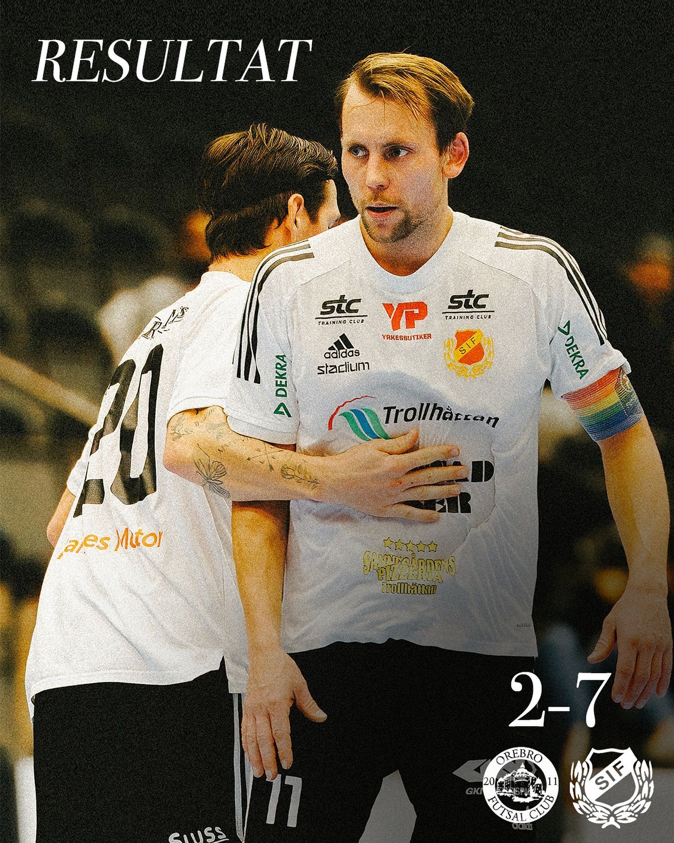 Två futsalspelare från Skoftebyn futsal i vita tröjor omfamnar varandra efter en match.