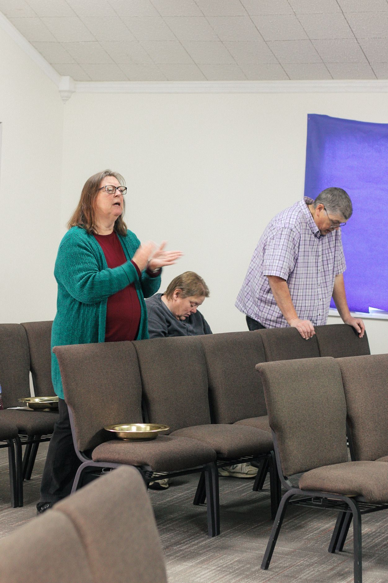 A group of people are sitting in chairs in a room.