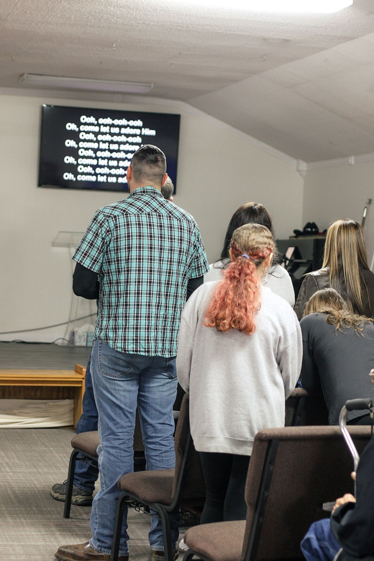 A group of people are sitting in chairs in a room.