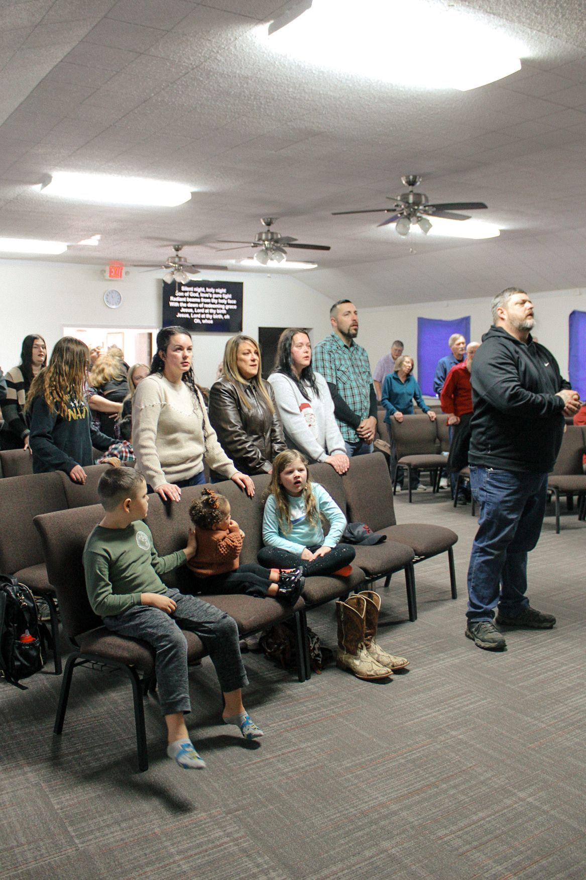 A group of people are sitting in chairs in a room.