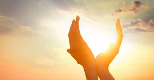 两只手高高举起，迎着明亮的日出，指尖勾勒出温暖金色的天空，仿佛在框住太阳。