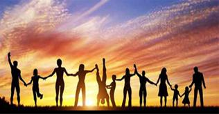 一群人手拉手排成一列，背景是绚丽的橙色夕阳，其中一人正在倒立。