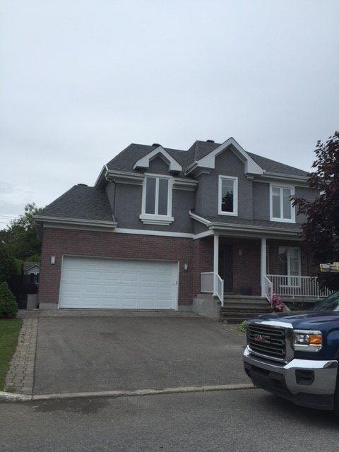 Un camion est garé devant une grande maison