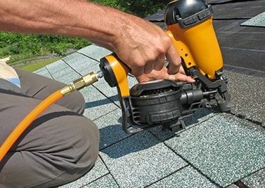 un homme installant une toiture sur un toit