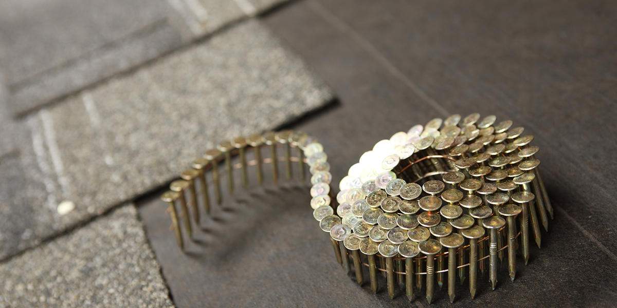 Un rouleau de clous est posé sur un toit.