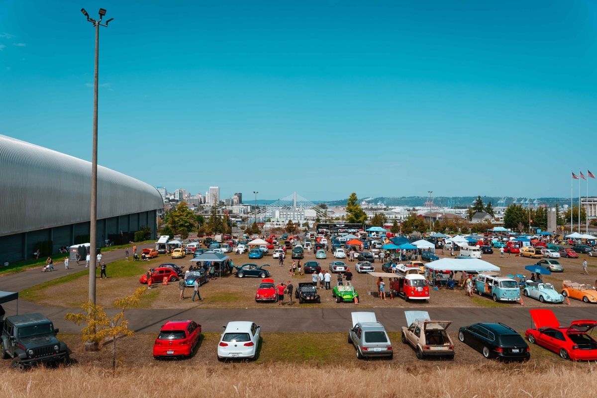 A lot of cars are parked in a parking lot.