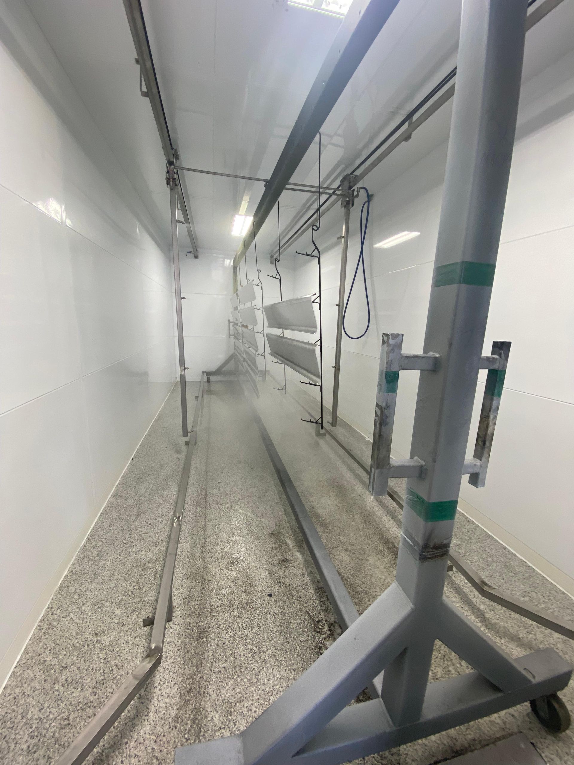 Une pièce avec beaucoup de murs blancs et une machine au milieu