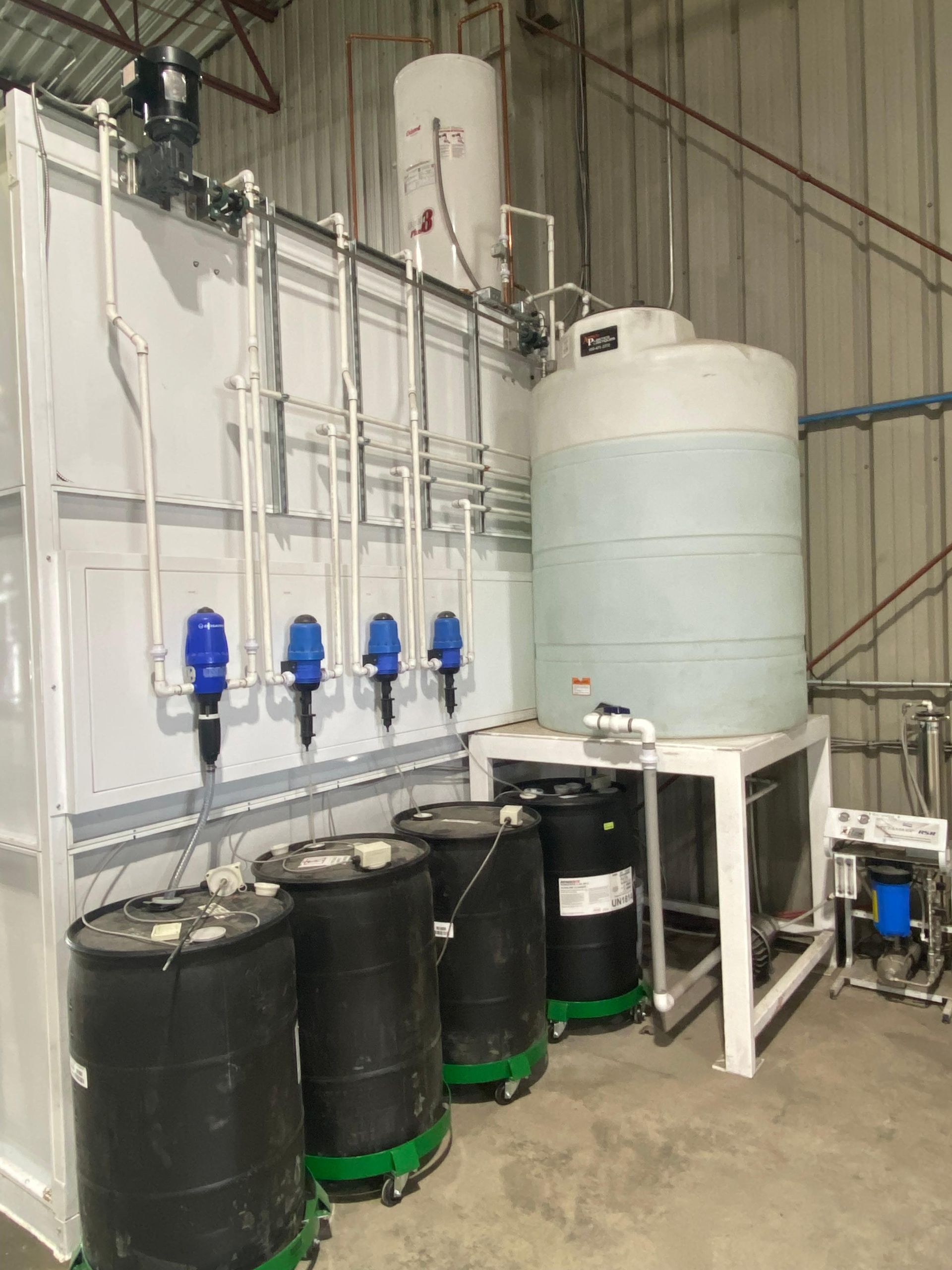 Une pièce avec beaucoup de barils et de réservoirs.