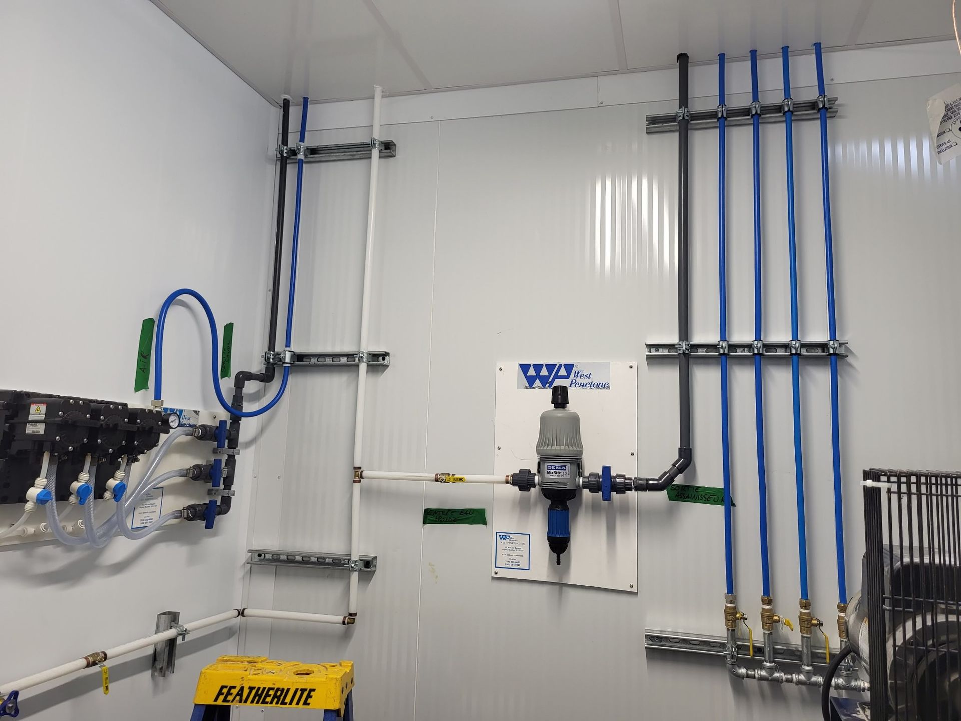 Une pièce avec une boîte jaune sur laquelle est écrit « barrière »