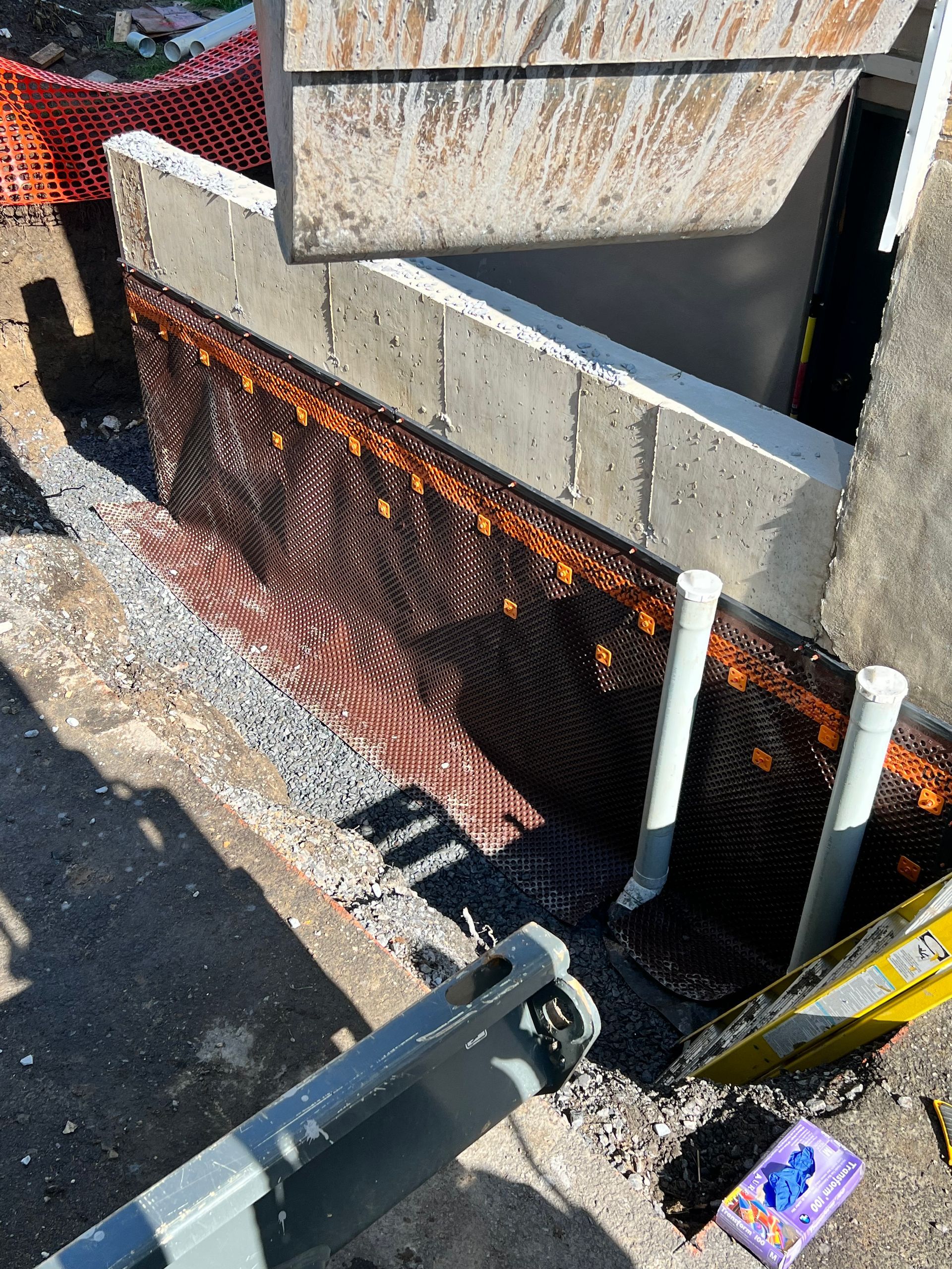 Un mur de béton est en cours de construction au bord d’une route.