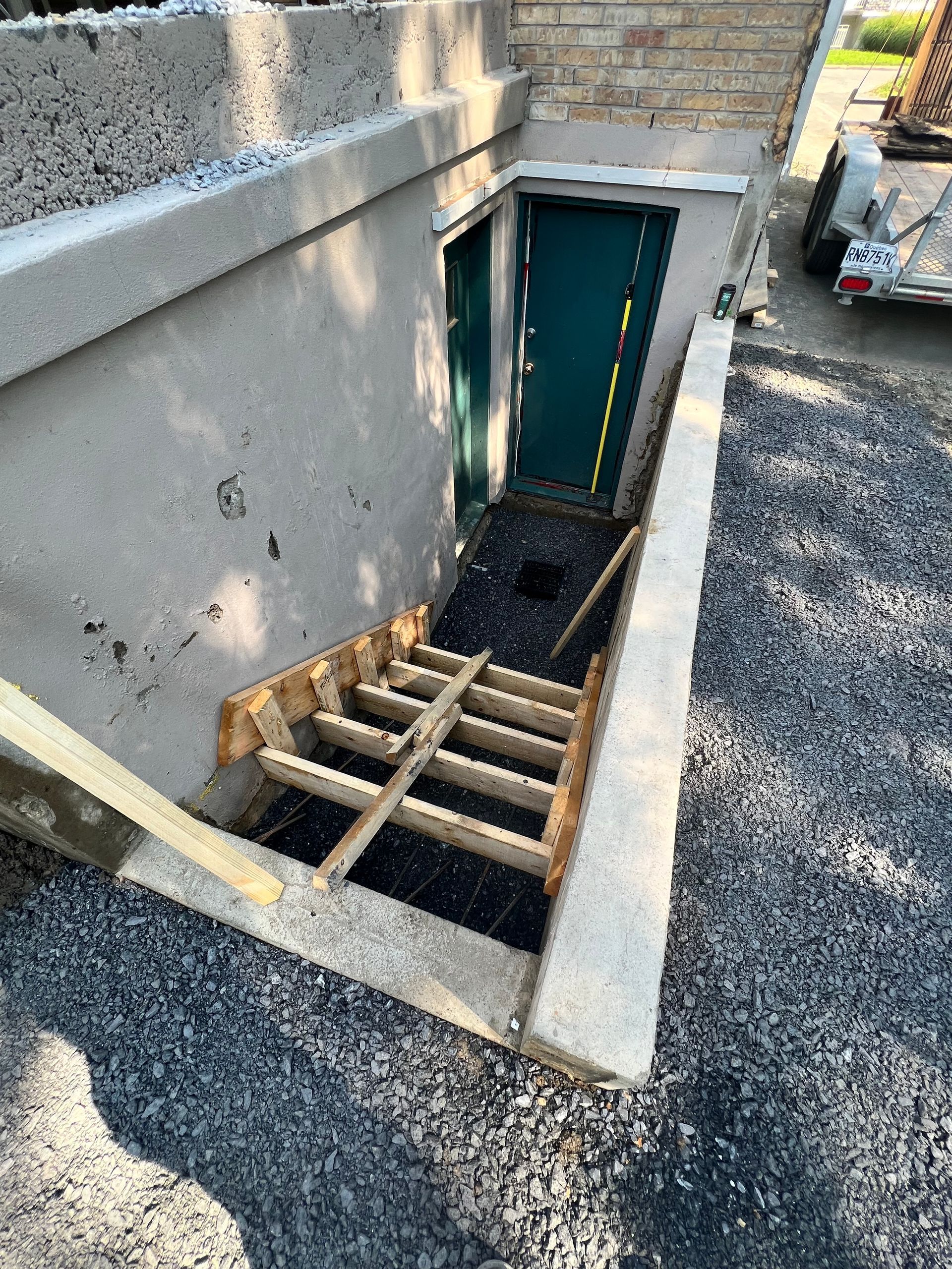 Un escalier est en cours de construction dans un sous-sol.