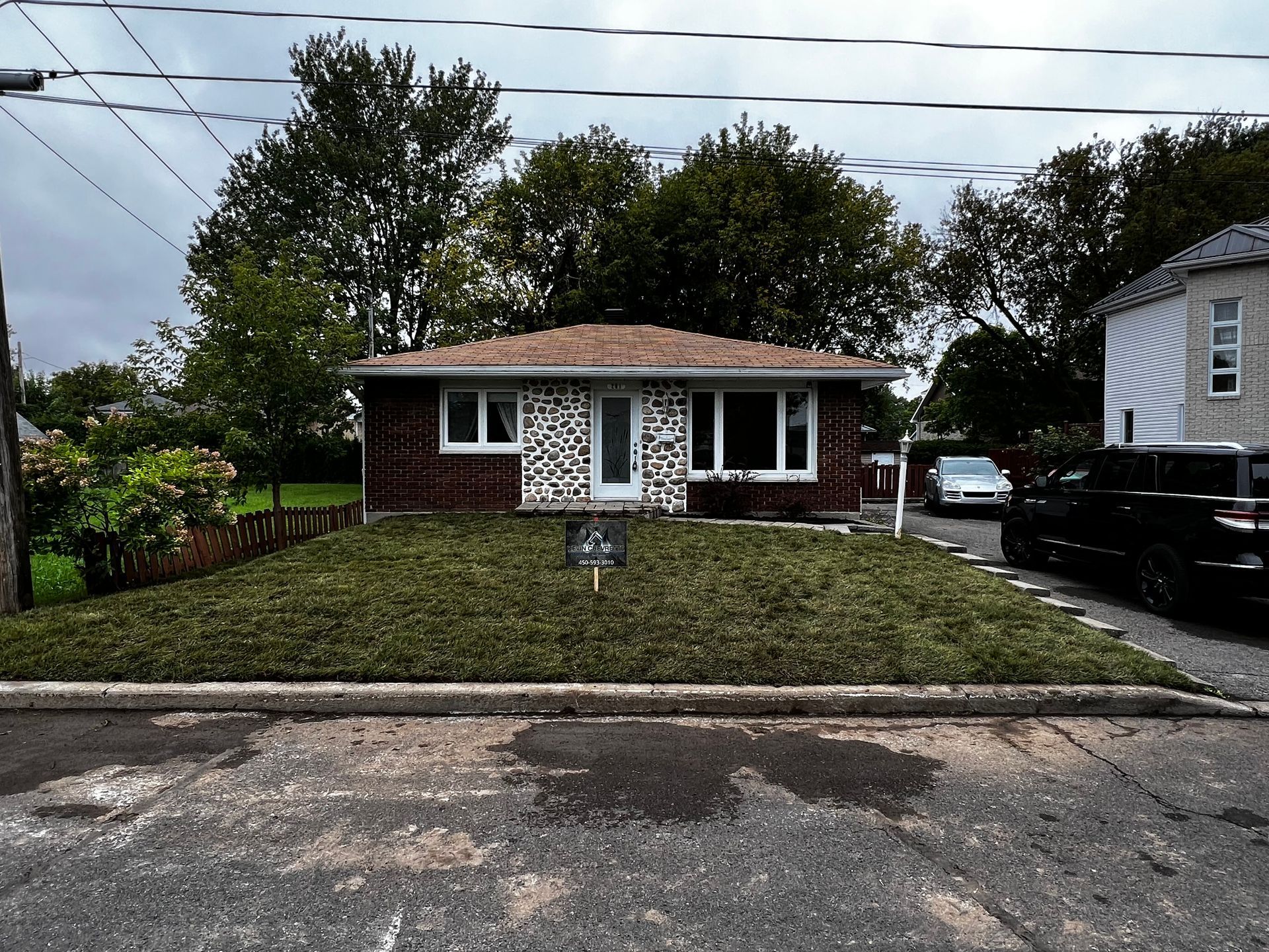 Une maison avec beaucoup d herbe devant