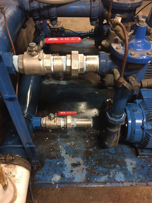 Une machine bleue avec une valve rouge dessus