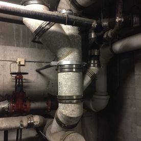 Un tas de tuyaux sont reliés les uns aux autres dans une pièce.