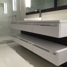 Une salle de bain avec lavabo et miroir