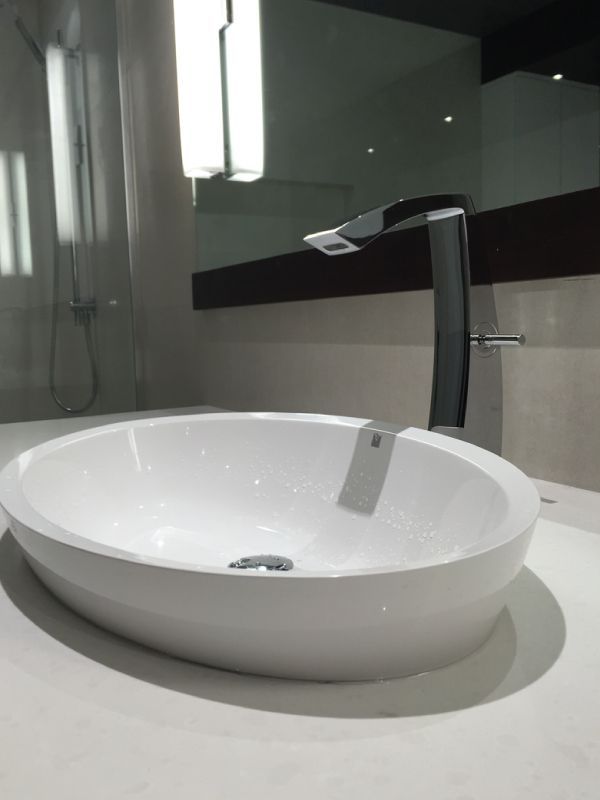 Un lavabo de salle de bain avec un robinet et un miroir