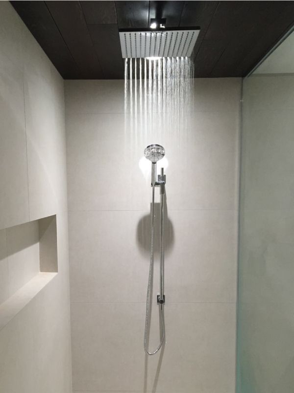 Une pomme de douche avec de l eau qui en sort