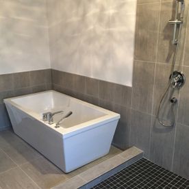 Une salle de bain avec baignoire et douche.