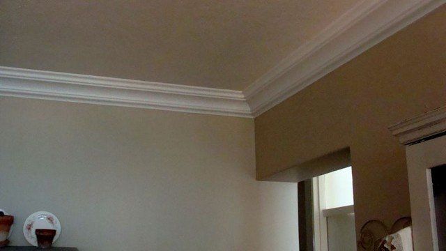 A room with a crown molding on the ceiling