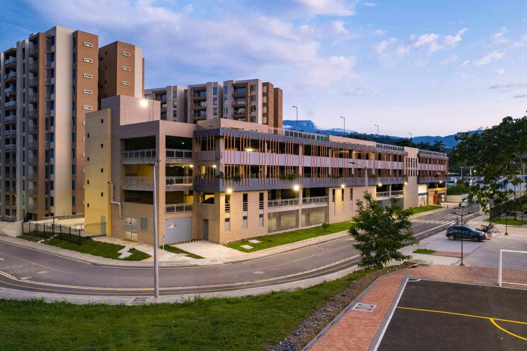 Una vista aérea de un edificio con un estacionamiento frente a él